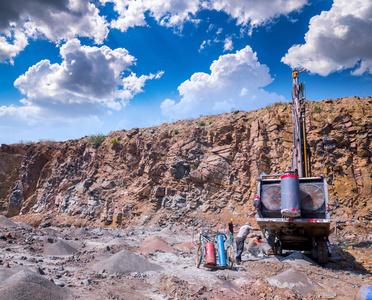 采矿头灯深面钻机在采石场露天开采花岗岩石料. 加工生产石料和砾石.
